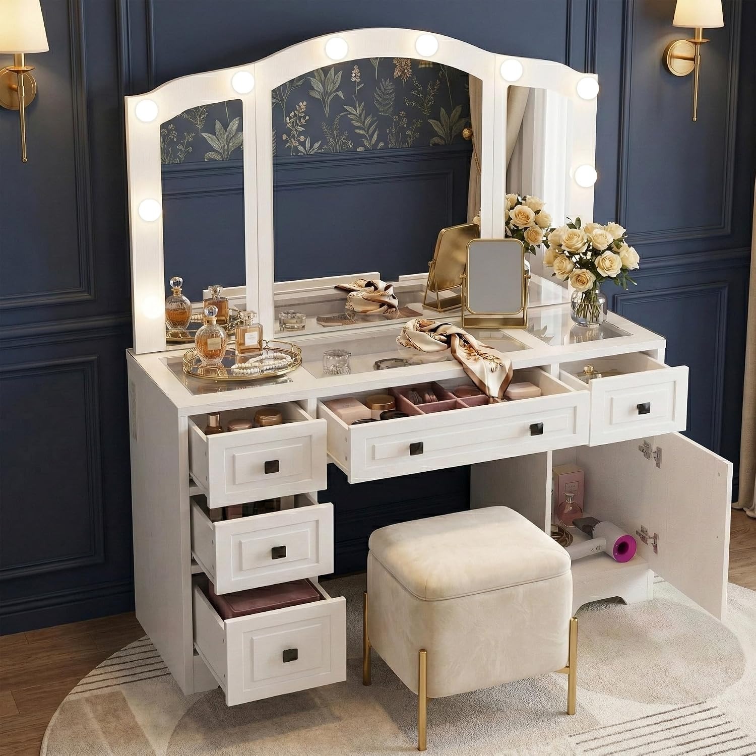 조명이 있는 화장대, 3단 거울, 5개 서랍, 콘센트  - Dressing Table Vanity With Lighted Mirror 리뷰 및 가격